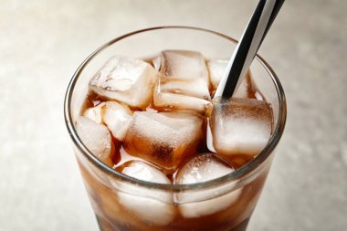 Açık renkli, closeup üzerinde cam soğuk kola