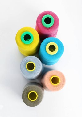 Beyaz arka plan üzerinde dikiş ipliği kümesi