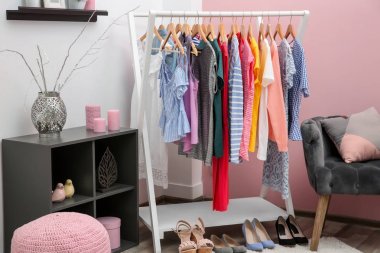 Temiz soyunma odası iç giyim raf ile