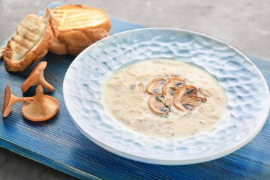 Ahşap tahta üzerinde mantar çorbası ile plaka