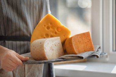 Tepsi ile peynir çeşitli pencere tutan kadın