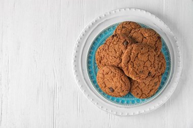 Lezzetli yulaf ezmeli kurabiye plaka üzerinde çikolata parçaları ile