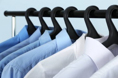 Çamaşırhane, closeup rafa asılı temiz gömlek