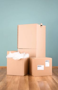 Karton dolap kutuları kapalı