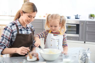 Anne ve kızı kapalı hamur hazırlama
