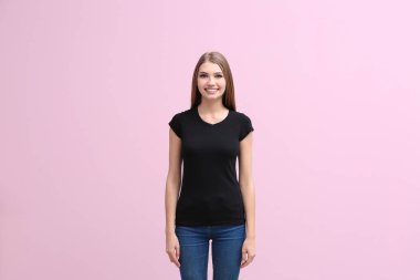 Renk arka plan üzerinde siyah t-shirt bir genç kadın. Mockup tasarım için