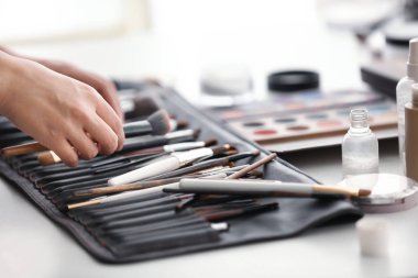 Profesyonel visage sanatçı makyaj aksesuarlar işyerinde