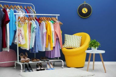 Temiz soyunma odası iç giyim raf ve şık koltuk