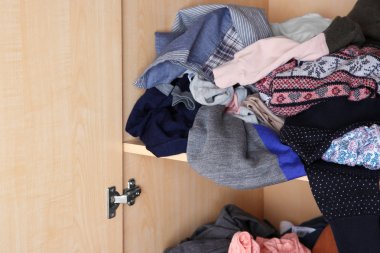 Dolap raf, closeup buruşuk elbise