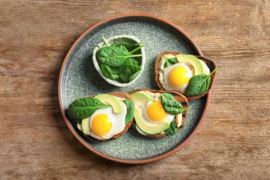 Sahanda yumurta ve plaka üzerinde avokado lezzetli bruschettas