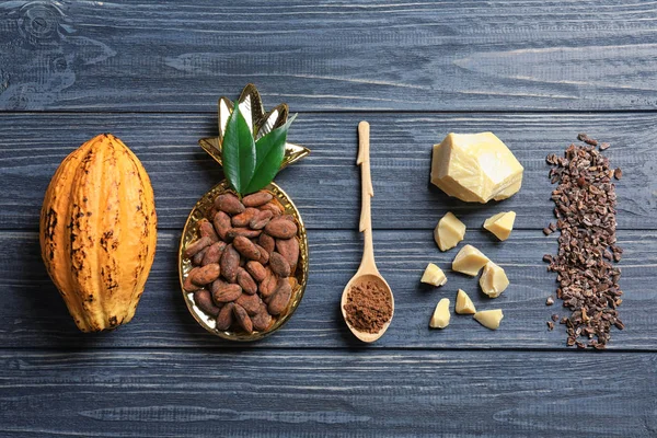 Komposisi Dengan Produk Kakao Pada Latar Belakang Kayu Berbaring Datar — Stok Foto