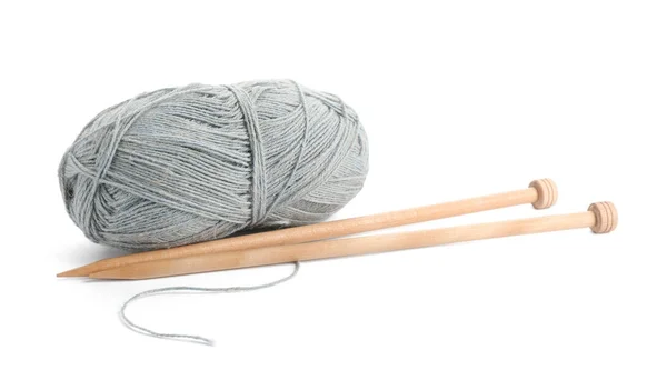 スレッドと白い背景の編み針 — ストック写真