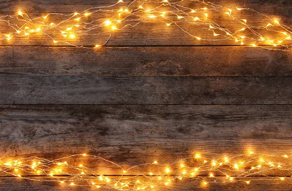 Luces Navideñas Festivas Sobre Fondo Madera —  Fotos de Stock