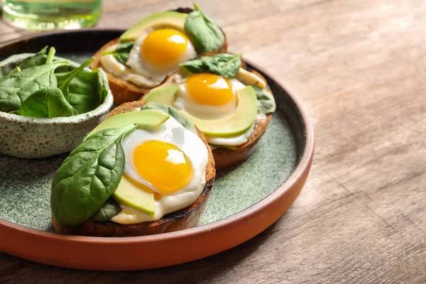 Вкусные Брускетты Жареными Яйцами Авокадо Тарелке — стоковое фото