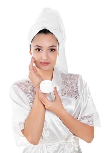 Mujer Joven Atractiva Aplicando Crema Facial Sobre Fondo Blanco —  Fotos de Stock