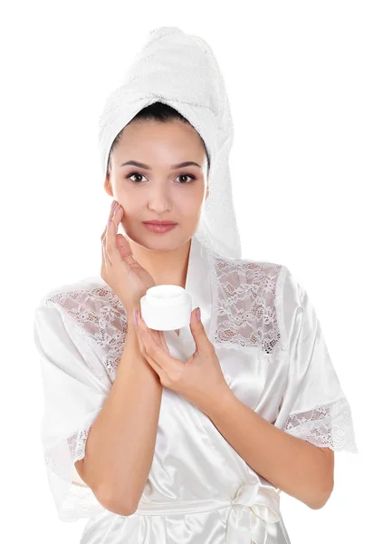 Jovem Atraente Aplicando Creme Facial Fundo Branco — Fotografia de Stock