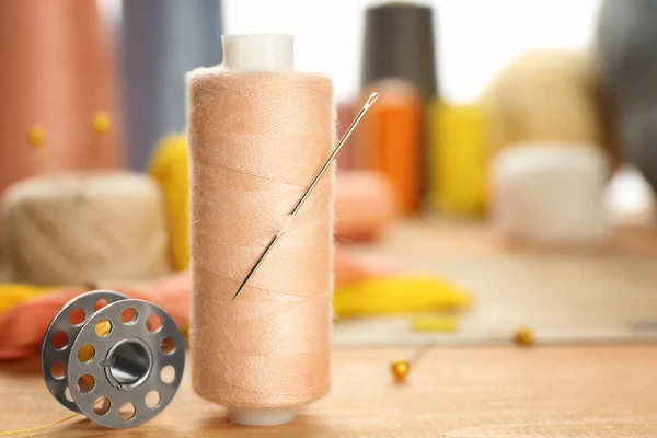 Spool Sewing Thread Needle Table — Stock Photo, Image