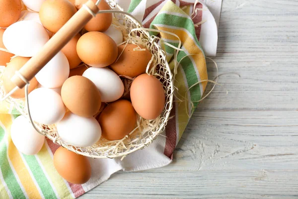 Huevos Pollo Canasta Metal Sobre Mesa Madera —  Fotos de Stock