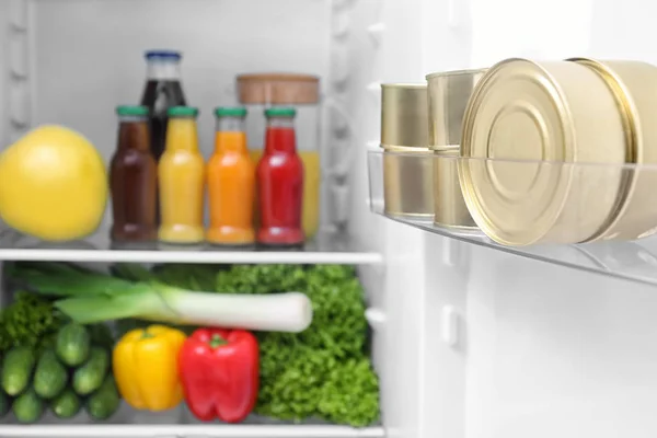 Latas Lata Estante Puerta Del Refrigerador Primer Plano — Foto de Stock