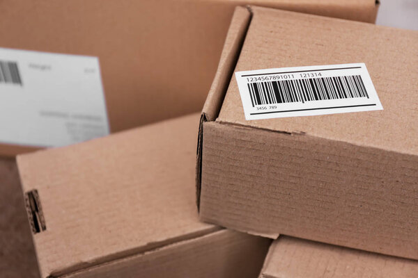 Доставка коричневых посылок, крупный план
