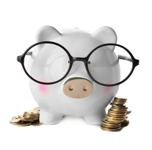 Piggy Bank Ochelari Monede Fundal Alb — Fotografie, imagine de stoc