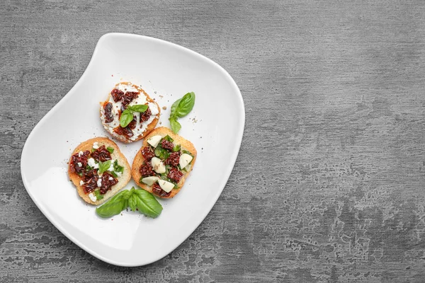 Des Bruschettas Savoureux Avec Des Tomates Séchées Soleil Sur Assiette — Photo