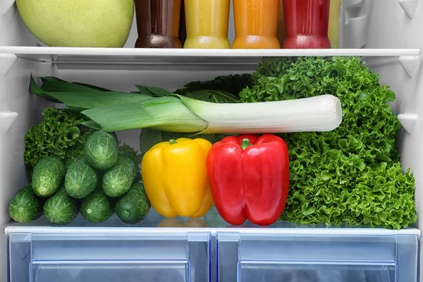 Diferentes Verduras Refrigerador Estante Primer Plano — Foto de Stock