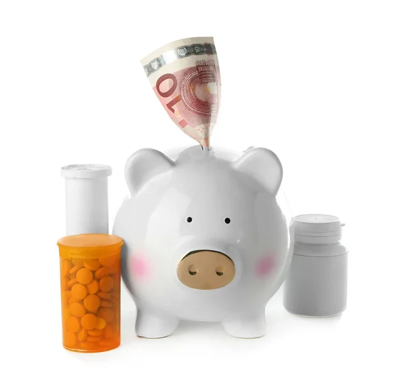 在白色背景的钞票和药丸存钱罐 医疗保健理念 — 图库照片