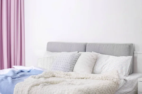 Moderne Zimmereinrichtung Mit Bequemem Bett — Stockfoto