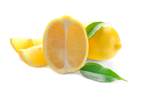 Limones Frescos Maduros Con Hojas Sobre Fondo Blanco — Foto de Stock