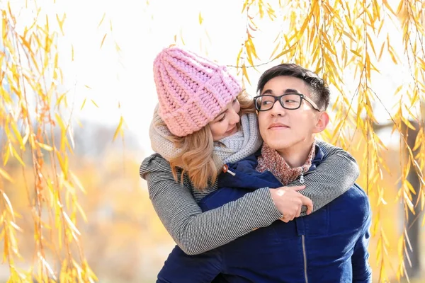 秋の公園で若いカップルを愛する幸せ — ストック写真