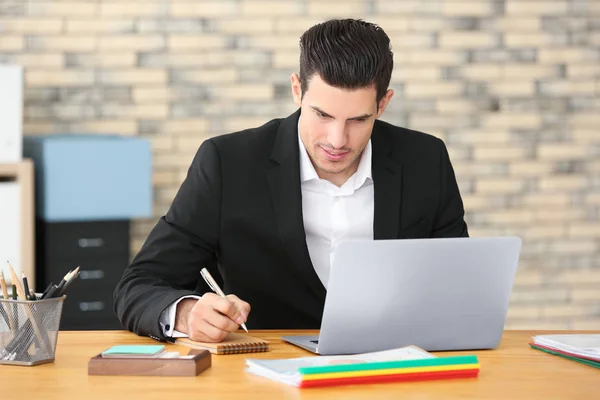 Jeune Homme Travaillant Dans Bureau — Photo