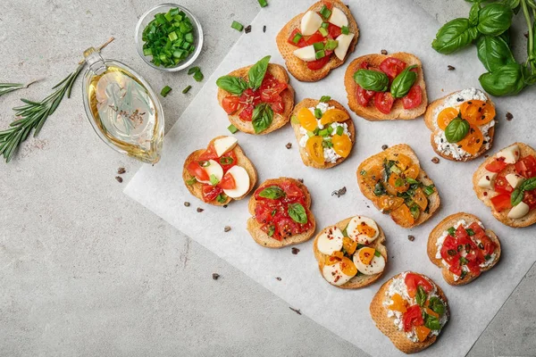 Smakelijke Bruschettas Met Tomaten Tafel Bovenaanzicht — Stockfoto