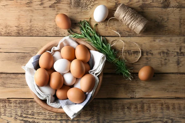 Huevos Pollo Tazón Sobre Mesa Madera — Foto de Stock