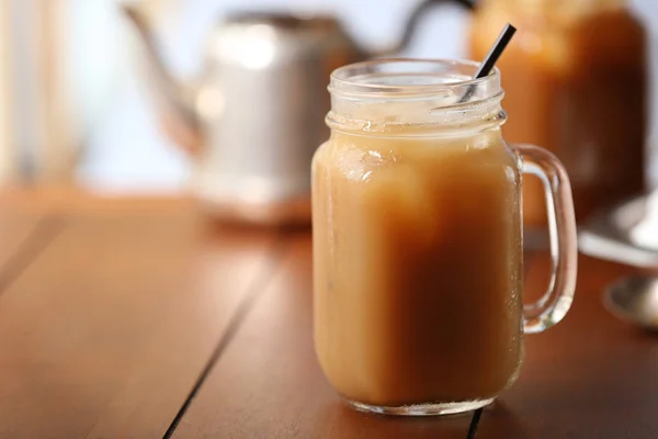 Café Helado Frasco Vidrio Con Paja Sobre Mesa Madera Marrón — Foto de Stock