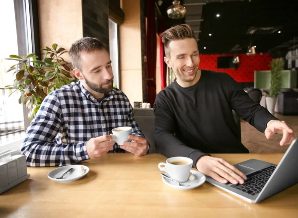 Hipster Młodych Mężczyzn Kawy Laptopa Kawiarni — Zdjęcie stockowe