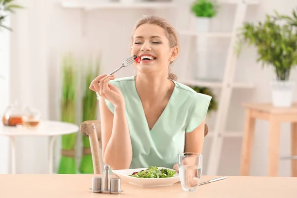 Joven Hermosa Mujer Comiendo Ensalada Fresca Casa —  Fotos de Stock