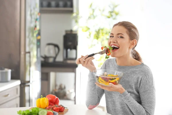 Taze Salata Mutfakta Yemek Genç Güzel Kadın — Stok fotoğraf