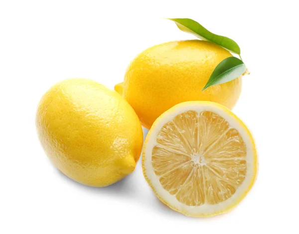 Свежие спелые лимоны с листьями на белом фоне — стоковое фото