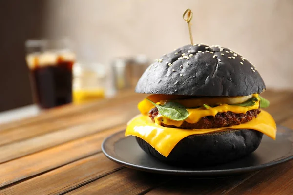 Płyta Smaczne Burger Czarny Stole — Zdjęcie stockowe