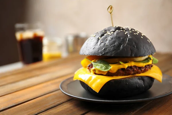 Teller Mit Leckerem Schwarzen Burger Auf Dem Tisch — Stockfoto