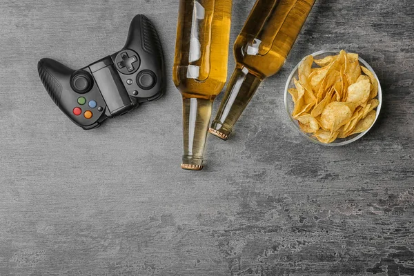 ビデオゲームのコント ローラー ビール 灰色の背景では軽食のコンポジション — ストック写真