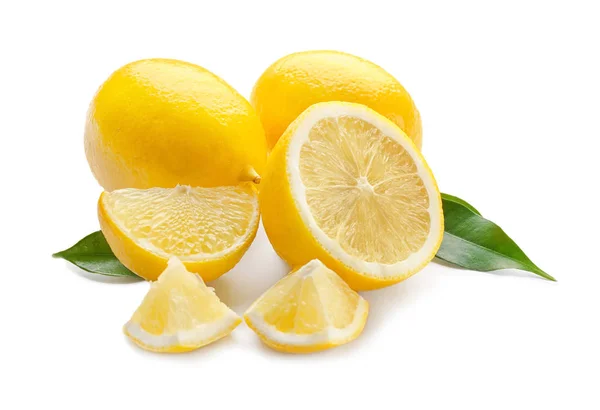 Frische reife Zitronen mit Blättern auf weißem Hintergrund — Stockfoto