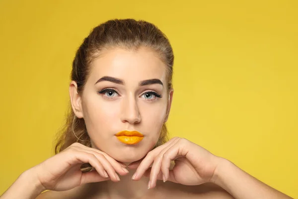 Retrato Mujer Joven Con Hermosas Cejas Lápiz Labial Amarillo Sobre —  Fotos de Stock