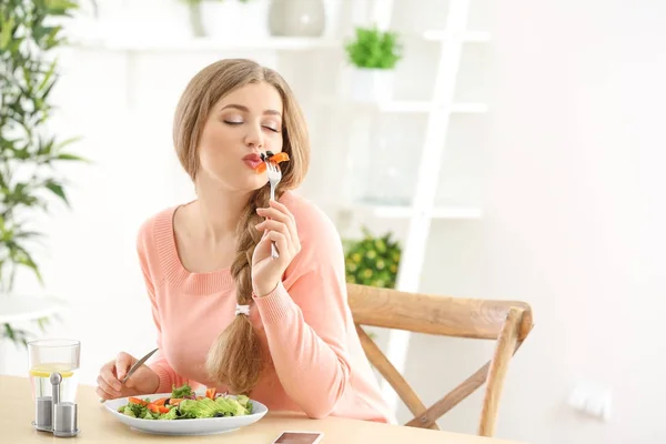 Joven Hermosa Mujer Comiendo Ensalada Fresca Casa —  Fotos de Stock