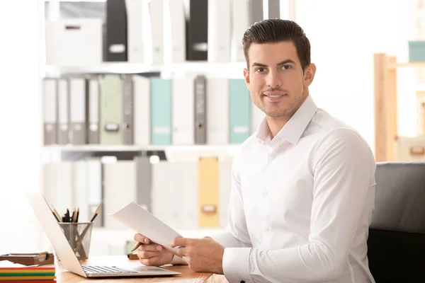 Jeune Homme Travaillant Avec Ordinateur Portable Des Documents Archive — Photo