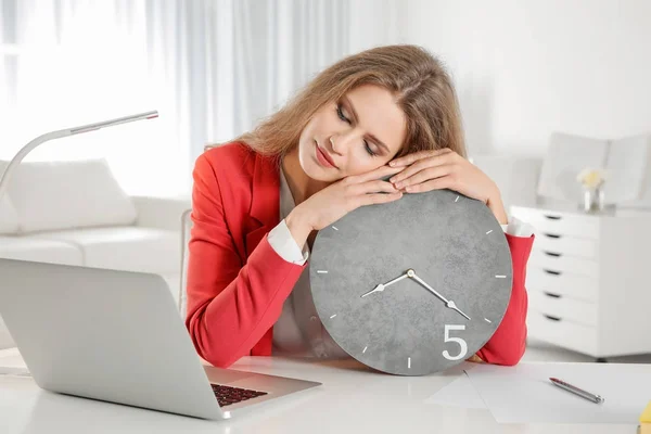 Gerente Cansado Con Reloj Sentado Lugar Trabajo —  Fotos de Stock