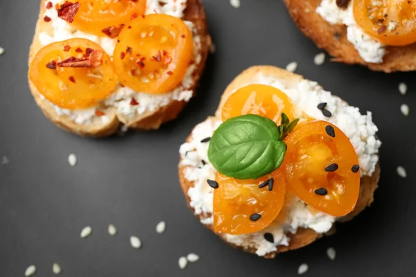 Sabrosos Bruschettas Con Tomates Plato Primer Plano — Foto de Stock