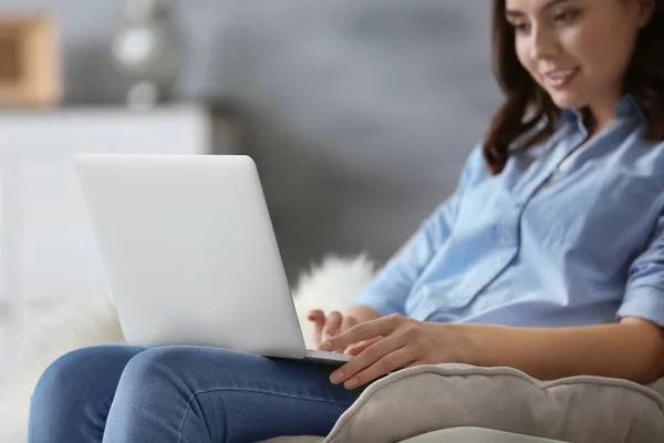 Jonge Vrouw Met Laptop Thuis — Stockfoto