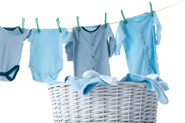 Kinder Kleren Aan Het Wassen Van Lijn Wasmand Tegen Witte — Stockfoto